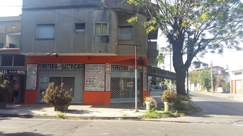 Vista de la esquina y el acceso al Hotel Plaza